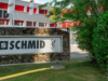 Budynek Schmid w Eschlikon widziany z zewnątrz z logo Schmid